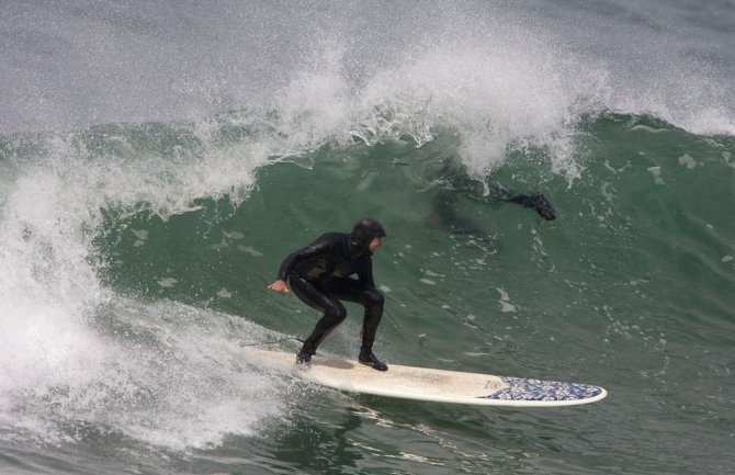 Pronađen surfer, za drugim se traga