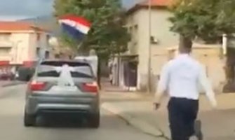 Svatovi zaboravili mladoženju, morao da trči za automobilom!(VIDEO)