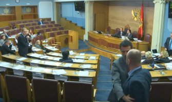 Incident u Skupštini, Popović dobacio Kneževiću: Izlazi kretenu(VIDEO)