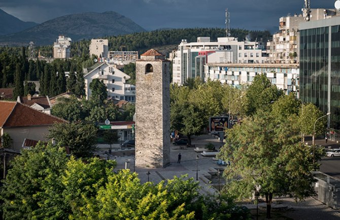 Nepoznati muškarac pretukao dvije djevojke u radnji brze hrane pa pobjegao