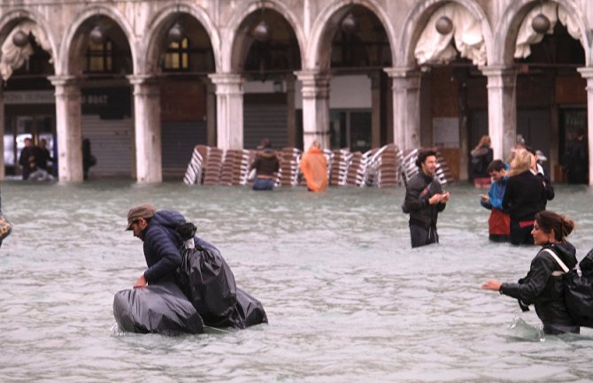 Više od 25 žrtava nevremena u Italiji ( VIDEO)