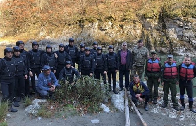 Pripadnici Treće pješadijske čete u akciji čišćenja korita Tare