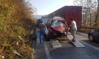 Težak sudar kombija i automobila, povrijeđene tri osobe