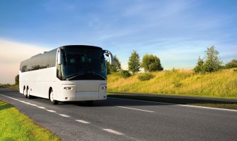 Vozač autobusa se onesvijestio usred vožnje, jedan putnik preuzeo volan