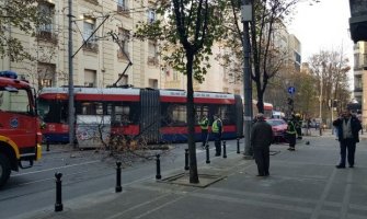 Tramvaj izletio iz šina u Beogradu, poginuo pješak, pet osoba povrijeđeno