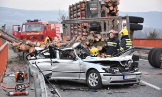 Prevrnula se prikolica sa drvima, stabla smrskala BMW sa vojnicima