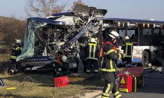 Sudar dva autobusa u Njemačkoj, 40 osoba povrijeđeno, među njima i djeca