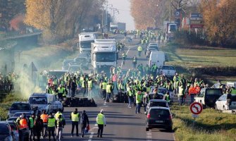 Francuzi protestuju zbog cijena goriva: Haos na ulicama, žena poginula, 47 povrijeđenih