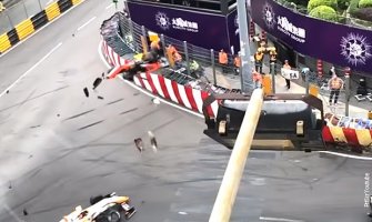 Velika nesreća tokom trke Formule 1: Bolid preletio ogradu, povrijeđeno 5 osoba (VIDEO)