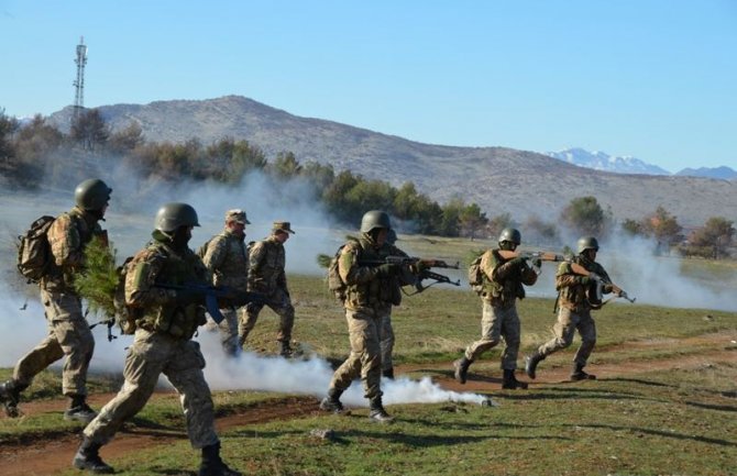 Vojnicima po ugovoru najmanja plata, a evo koliko zarađuju general,pukovnici...