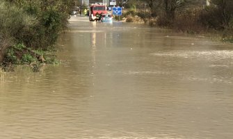 Zatvoren put Tivat-Budva, velike kolone vozila, letovi preusmjerni na Aerodrom PG