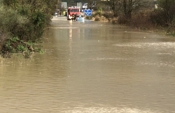 Zatvoren put Tivat-Budva, velike kolone vozila, letovi preusmjerni na Aerodrom PG