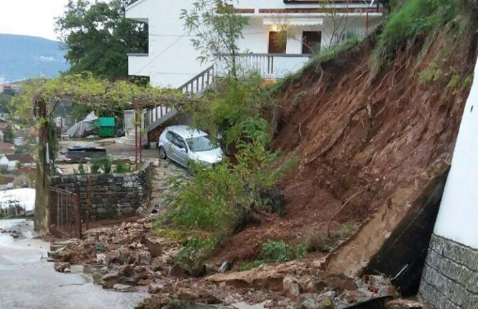 Klizište u Kutima prijeti kućama (FOTO)