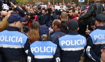 Na protestima u Tirani povrijeđeno 12 policajaca i nekoliko demonstranata