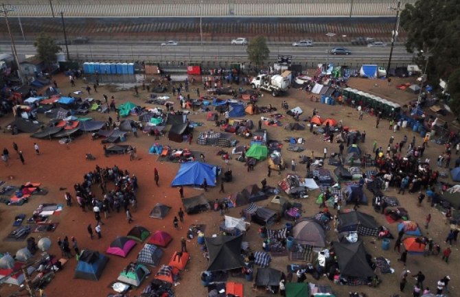 Tramp: Migranti će ostati u Meksiku