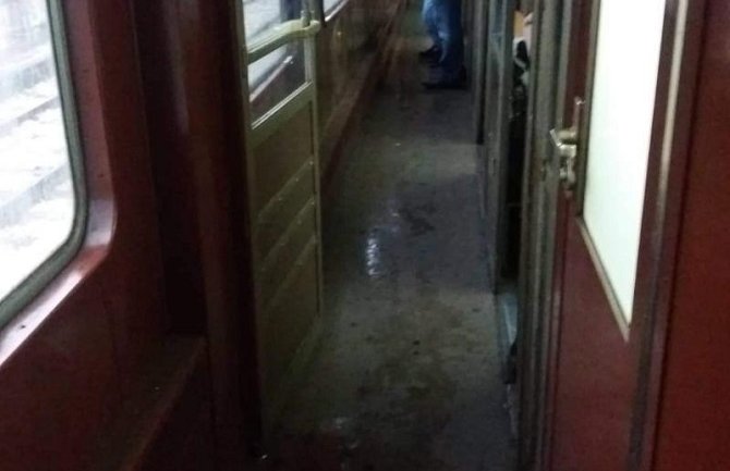 Radovanić: U saobraćaj se puštaju neispravni vozovi, vagon prokišnjava