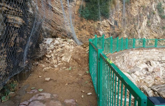 Obrušilo se brdo, zatvorena kapija na stazi prema Mogrenu