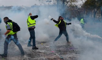 Haos u Parizu: Policija bacila suzavac na demonstrante, oni odgovorili kamenicama