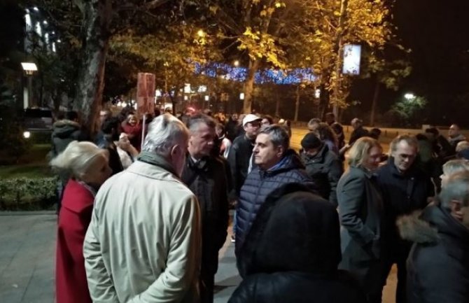 Pristalica DF-a uhapšen ispred Skupštine, vrijeđao policajca