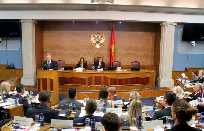 Radunović napustio sjednicu u znak protesta, Brajović: Parlament pred izazovom