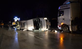 Sudar kamiona i munibusa: Poginule četiri, povrijeđeno 16 osoba(FOTO)