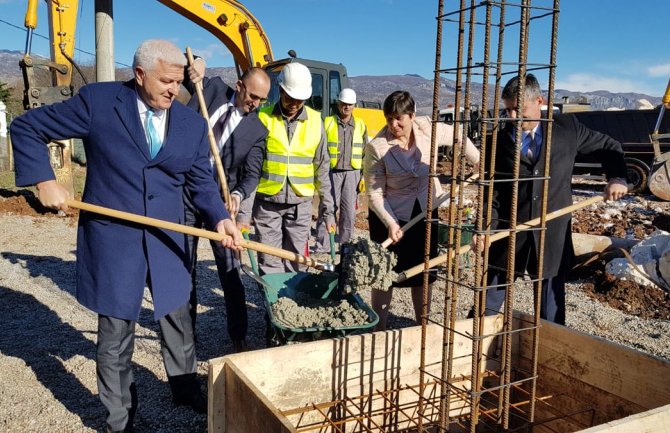 Marković postavio kamen temeljac za zgradu namijenjenu zaposlenima u Ministarstvu odbrane i VCG