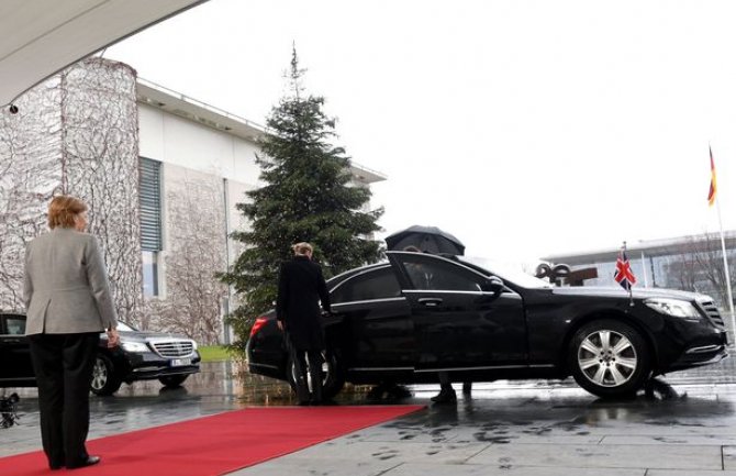 Mej ostala zaglavljena u kolima, Merkel je strpljivo čekala (VIDEO)