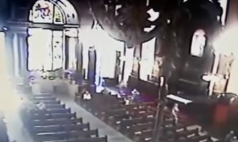 Užas u crkvi: Ubio pet osoba pa izvršio samoubistvo (VIDEO)