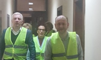 Poslanici DF u žutim prslucima šetaju kroz Skupštinu, premijerski sat kasnio