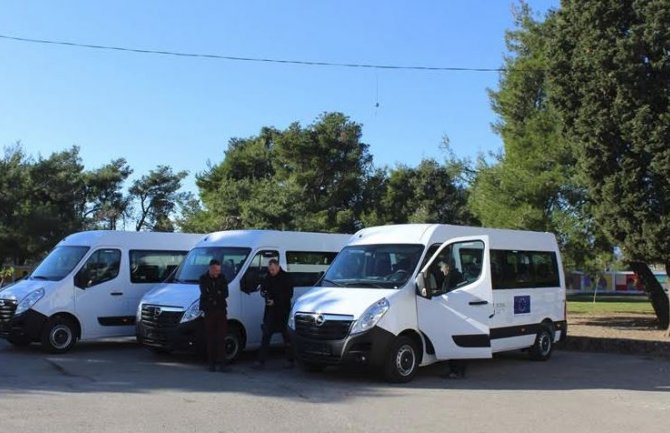 Tri nova kombija za prevoz đaka, vrijednosti 92.000 eura