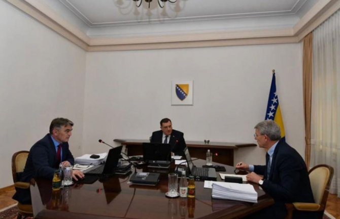 Crnadak: Prva osoba koja uoči zastavu RS dobija 1.000 konvertibilnih maraka