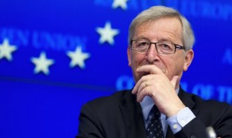 Junker protresa kosu plavuši na ulazu u sjedište Evropske komisije u Briselu (VIDEO)