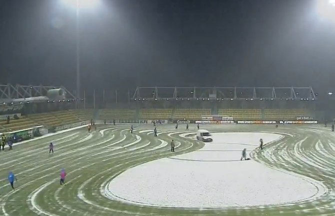 Snijeg poremetio fudbalska dešavanja u regionu, ali Rumuni imaju najbrži lijek(VIDEO)