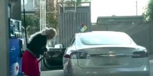 Žena htjela električni automobil da napuni gorivom (VIDEO)