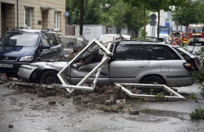  Autom pokosio ljude na autobuskom stajalištu: Poginula jedna žena, a povrijeđeno 9 osoba (FOTO)