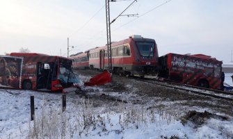 Voz prepolovio autobus kod Niša, petoro poginulih: Propust vozača autobusa?(FOTO)(VIDEO)