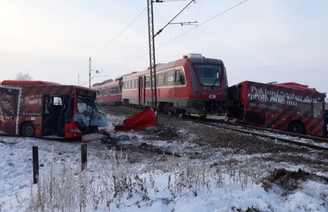 Voz prepolovio autobus kod Niša, petoro poginulih: Propust vozača autobusa?(FOTO)(VIDEO)