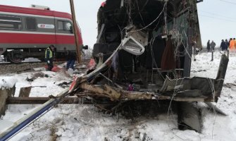 10 teško povrijeđenih u stravičnoj nesreći kod Niša; Povrijeđeni srednjoškolac: Samo sam čuo udarac kada se autobus pocijepao na pola