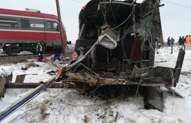 10 teško povrijeđenih u stravičnoj nesreći kod Niša; Povrijeđeni srednjoškolac: Samo sam čuo udarac kada se autobus pocijepao na pola