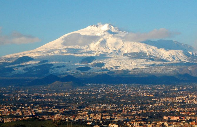 Etna izbacuje lavu i pepeo, pojavila se nova pukotina u blizini (VIDEO)