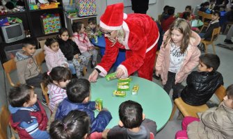 Novogodišnje paketiće dobilo 217 mališana romske populacije(FOTO)