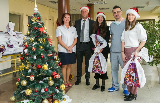 Tradicionalna posjeta Jugopetrola Institutu za dječije bolesti: Poklonili mališanima igračke