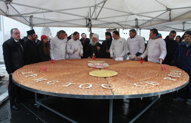 Beograd: Upriličeno lomljenje božićne česnice teške 150 kilograma sa 33 dukata (FOTO)