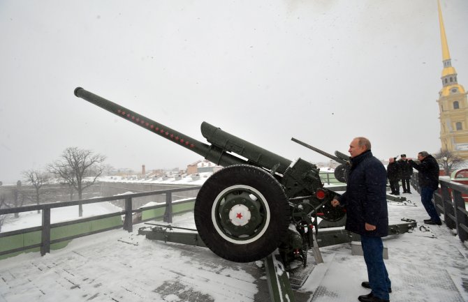 Putin pucao iz topa u Sankt Peterburgu (VIDEO)