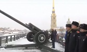 Putin pucao iz topa u Sankt Peterburgu (VIDEO)