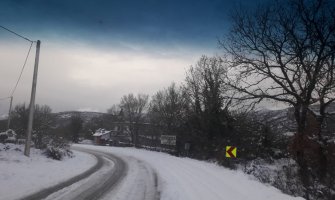 U Dalmaciji palo 40 cm snijega, zatvorene škole