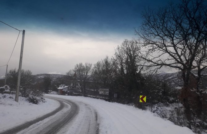 U Dalmaciji palo 40 cm snijega, zatvorene škole