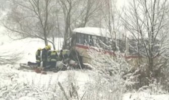 Sa suprugom išla da se porodi, autobus ih odveo u smrt: Porodilja preminula nakon udesa, beba kritično