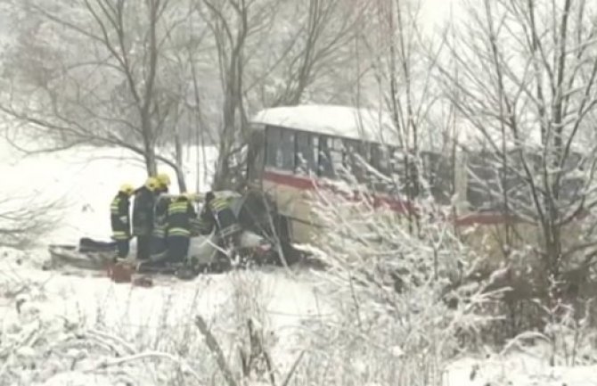 Sa suprugom išla da se porodi, autobus ih odveo u smrt: Porodilja preminula nakon udesa, beba kritično