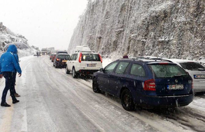 Uspostavljen saobraćaj kroz tunel Sozina za putnička vozila(VIDEO)